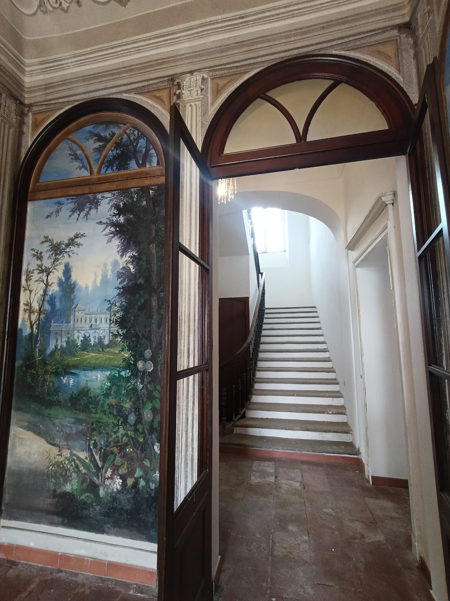 Gli affreschi all'ingresso della scala