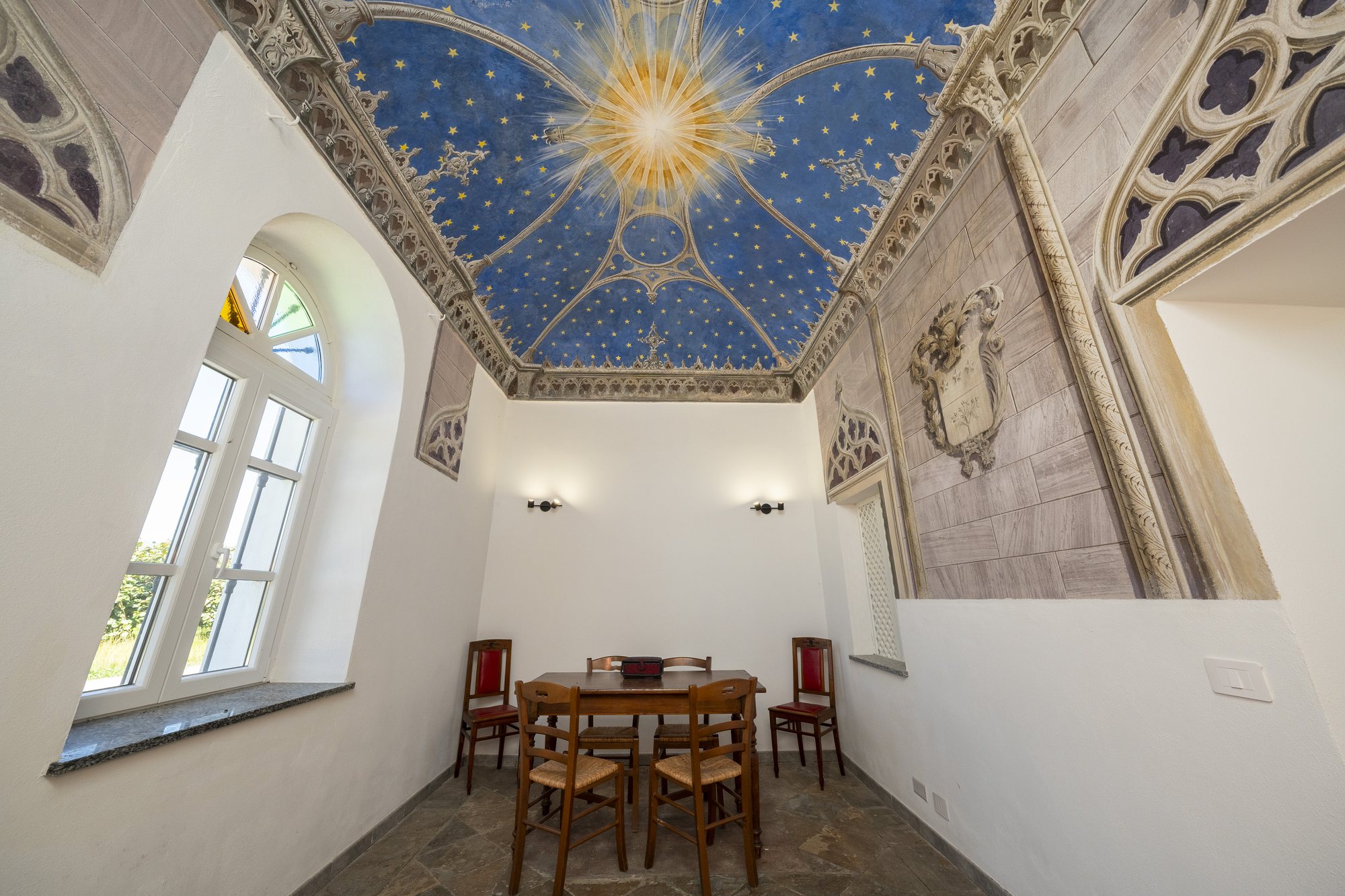 La volta stellata della cappella con il sole dorato al centro