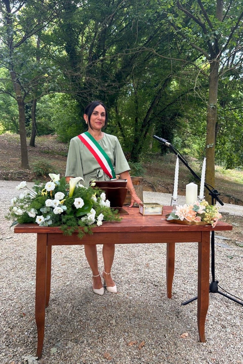 La celebrante durante un rito all'aperto