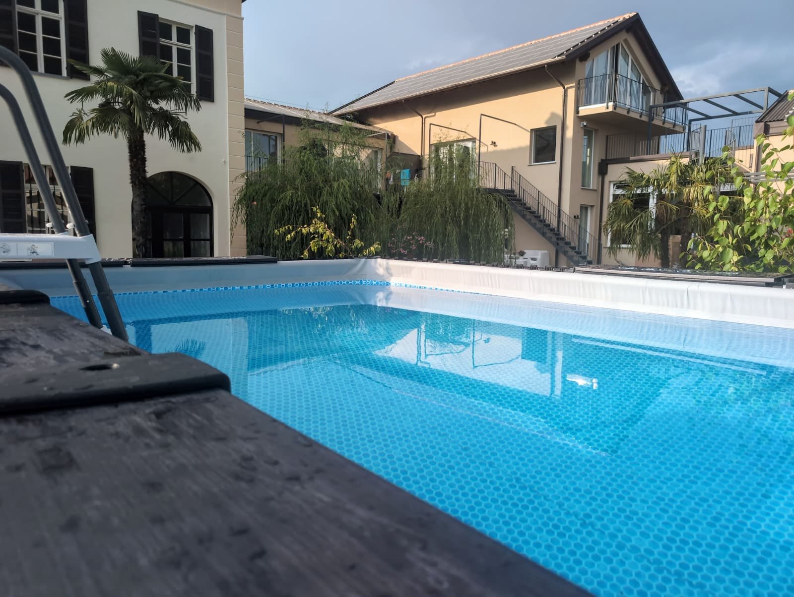La piscina e gli appartamenti