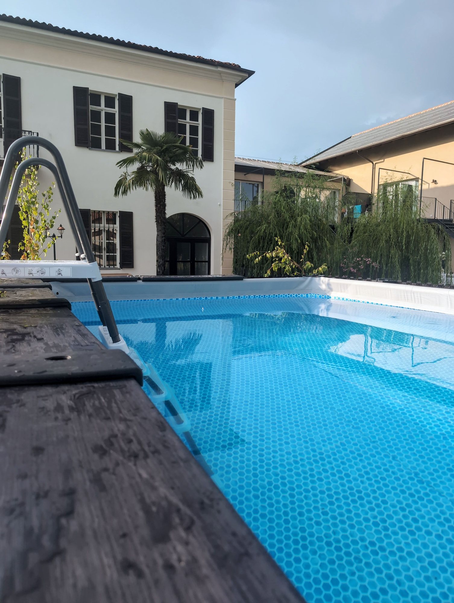 La piscina con la corte alle spalle