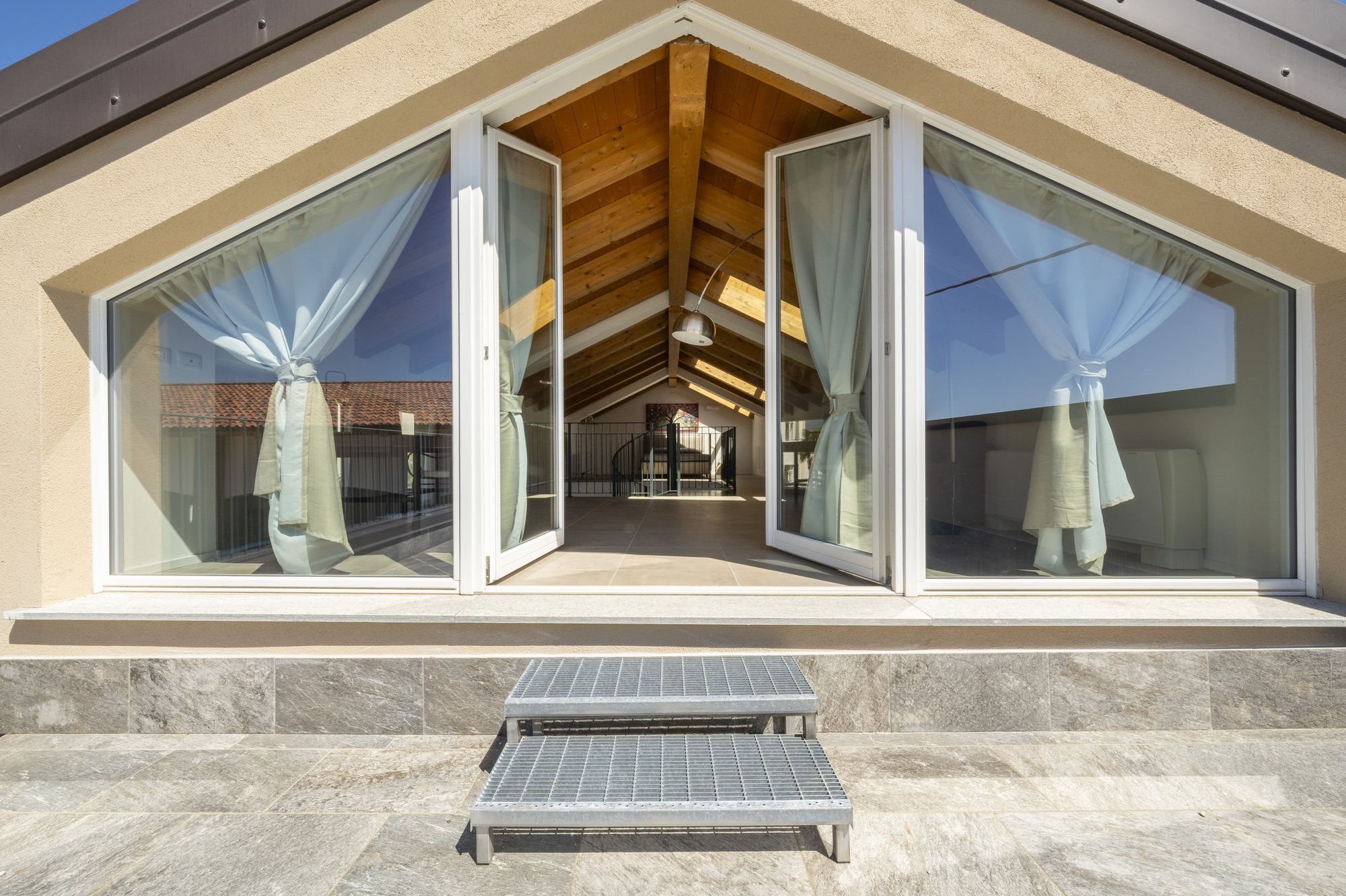 La terrazza di una suite con le porte finestre aperte