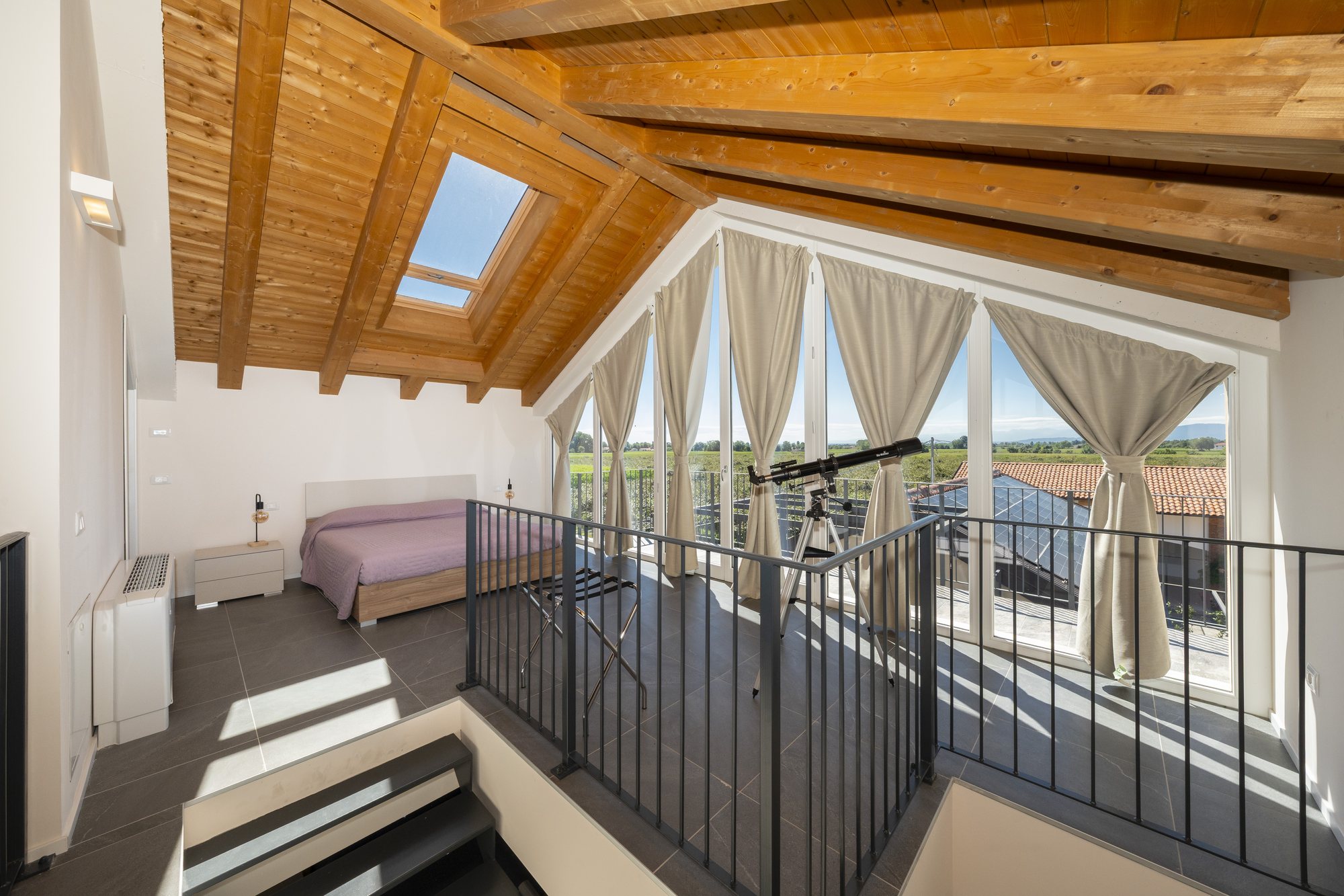 Una suite con travi a vista e vista sulle montagne